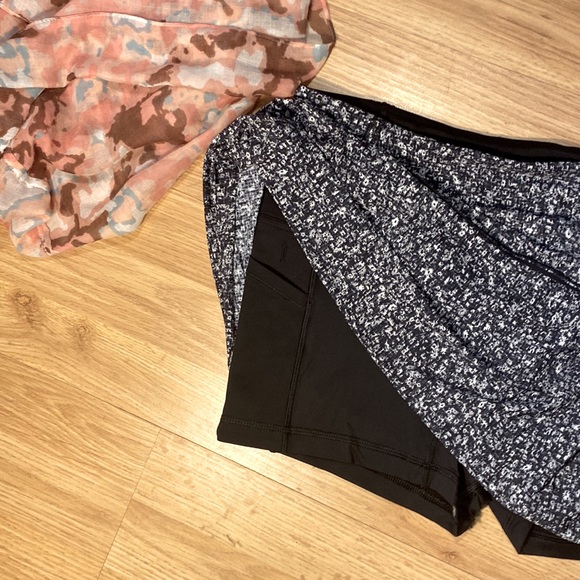 Lululemon tennis skit *Like New* never worn. Size 10 - Picture 2 of 4